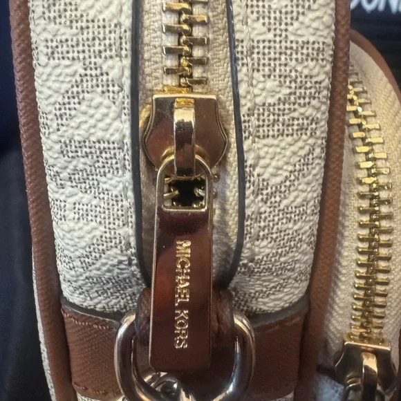 Michael Kors Jet Set Travel Medium Logo Crossbody NWOT - Picture 5 of 14